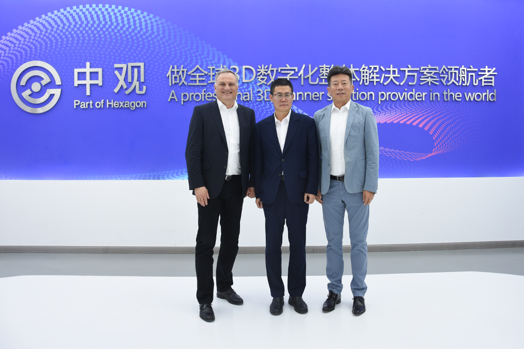 海克斯康集團(tuán)執(zhí)行副總裁Norbert Hanke、集團(tuán)全球副總裁、大中華區(qū)總裁李洪全、武漢中觀自動(dòng)化科技有限公司總經(jīng)理鄭順義